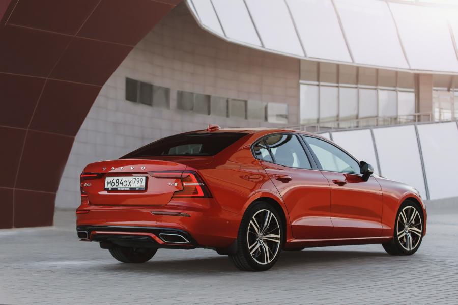  Volvo S60 T4 R-Design 2018 года  (WW) (фото 7 из 10)